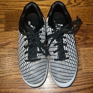 Brava Boys Soccer Cleats Black White Geometric Net Print Kids Size 4.5